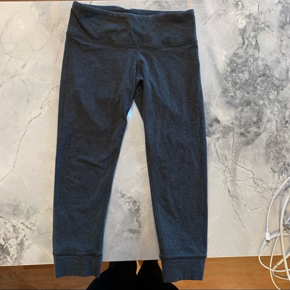 Lulu lemon Mid-rise, knee length leggings swiftly - Picture 2 of 8